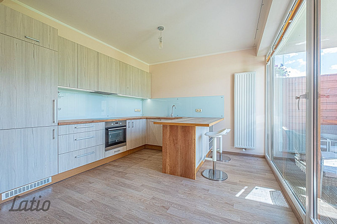 Pārdod skaistu, plašu māju privātmāju ciematā Piņķos. 
Mājas pirmajā stāvā ir Rīgas rajons - foto 2