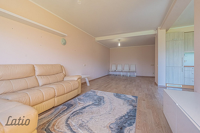 Pārdod skaistu, plašu māju privātmāju ciematā Piņķos. 
Mājas pirmajā stāvā ir Rīgas rajons - foto 5