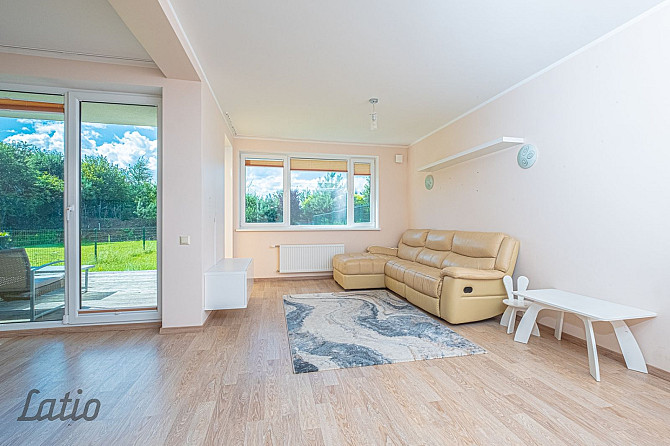 Pārdod skaistu, plašu māju privātmāju ciematā Piņķos. 
Mājas pirmajā stāvā ir Rīgas rajons - foto 1
