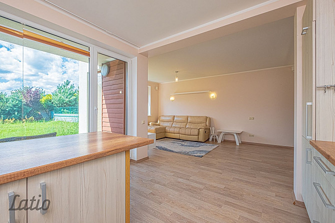 Pārdod skaistu, plašu māju privātmāju ciematā Piņķos. 
Mājas pirmajā stāvā ir Rīgas rajons - foto 3