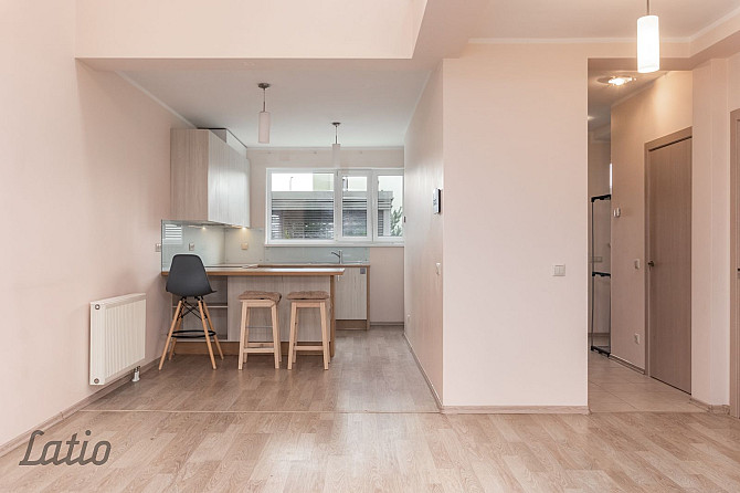 Pārdod divstāvu māju privātmāju ciematā Piņkos.
Mājas pirmajā stāvā ir plaša viesistaba, virtuve, ap Рижский район - изображение 3