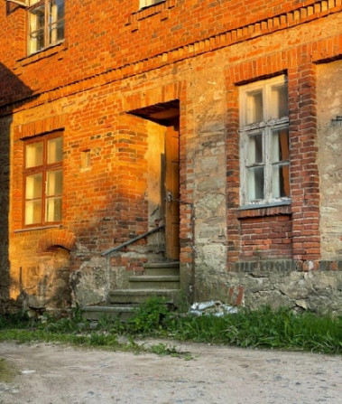 Trīsstāvu rekonstruējama māja Cēsu vecpilsētā.  Būvniecības gads: 1880. Ķieģeļu sienas, Cēsis un novads - foto 3