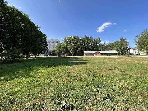 Pārdod zemes gabalu Jelgavas centrālajā daļā. Zemes gabals 2030 kv.m., atrodas sabiedriskās un darīj Елгава и район