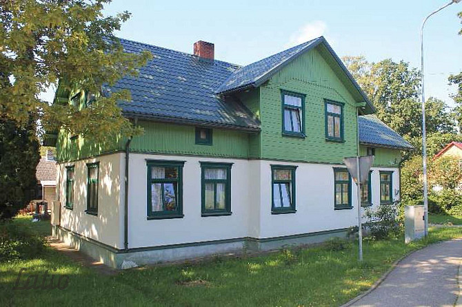 Pārdod labi uzturētu privātmāju Stendes pilsētā. Māja atrodas zaļā privātmāju rajonā Talsi un novads - foto 1