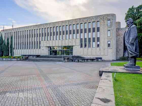 Kafejnīcas telpas ar terasi pie kanāla leģendārajā Kongresu namā.  Telpas sastāv no lielas, gaišas z Рига