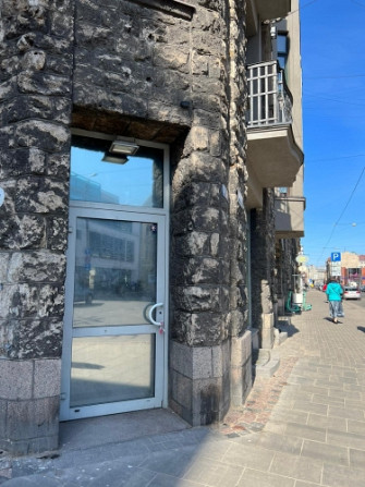 Tirdzniecības telpas uz Matīsa un Čaka stūra.  Visā ēkā tikko ir pabeigta renovācija. Rīga - foto 3