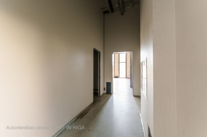 Plašas tirdzniecības telpas ar augstiem griestiem.  Īpašumam ir viena liela telpa, 4 WC telpas Rīga - foto 6