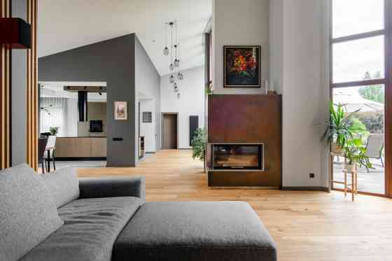 Brīnišķīga pērle Lielupes krastā!  Īpšuma sastāvā ir moderna un eleganta dzīvojamā māja ar 5 istabām Jūrmala