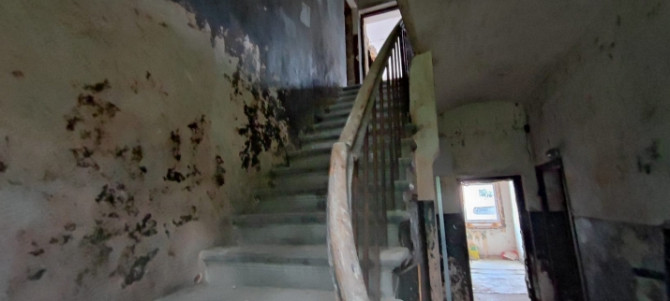 Tiek pārdota 2 stāvu ēku ar pagrabu. Ēka 590 m2 pēc ārējās renovācijas. Zemesgabals 1022 Rīga - foto 6