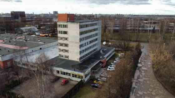 Продается 7-этажное офисное здание общей площадью 3273 м2. Земельный участок 3485 м2. Рига