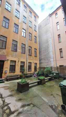 Retail or office premises with high commercial potential in the center of Riga.  The property is loc Рига