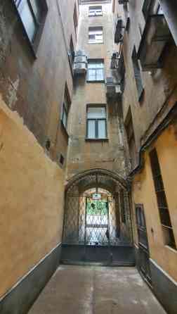 Retail or office premises with high commercial potential in the center of Riga.  The property is loc Рига