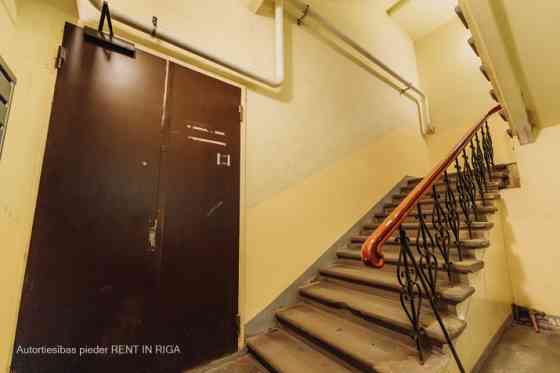 Retail or office premises with high commercial potential in the center of Riga.  The property is loc Рига