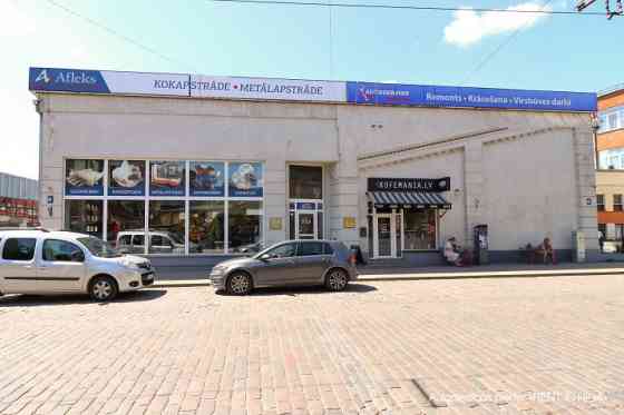 Торгово-складское здание в центре города  Площадь земельного участка: 1 420 м (в Rīga