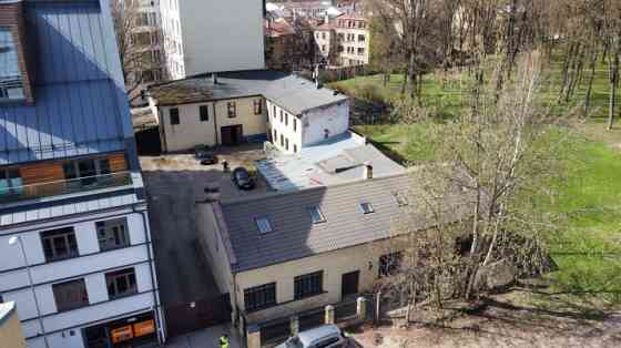 Divas kvalitatīvas ēkas ar zemi.  Īpašuma sastāvs: 1) Zemes gabals : 1274 m2; 2) Fasādes biroju ēka  Rīga