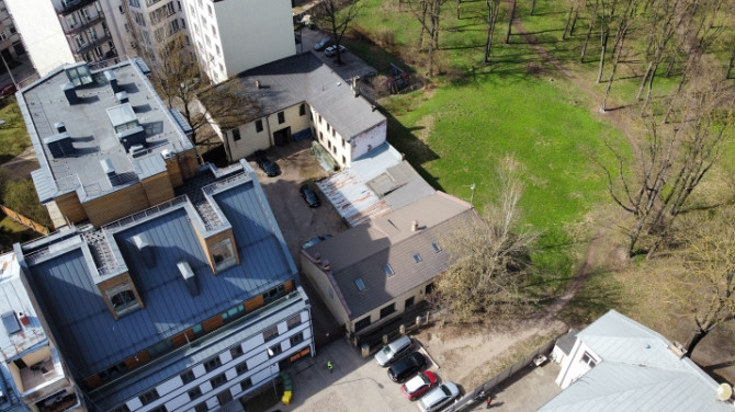 Divas kvalitatīvas ēkas ar zemi.  Īpašuma sastāvs: 1) Zemes gabals : 1274 m2; 2) Fasādes Rīga - foto 2