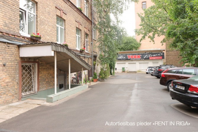 Tiek pārdota atsevišķi stāvoša ēka Rīgas centrā.  + Ēka atrodas viegli piekļūstamā Rīga - foto 3