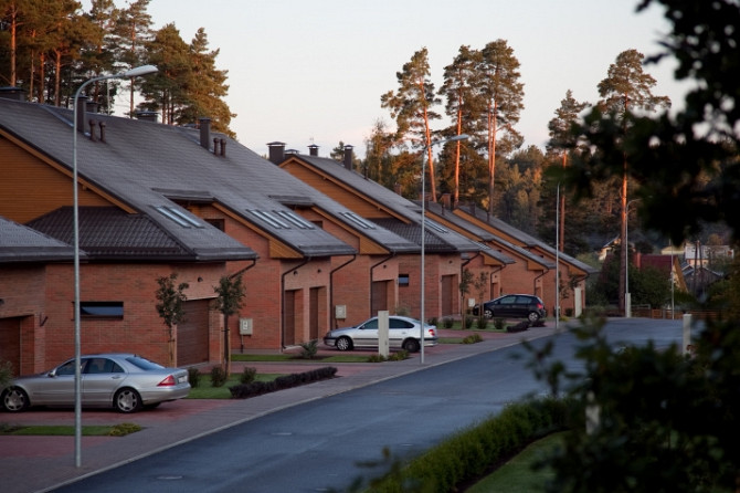 Tiek piedāvāta kvalitatīva rindu māja, klusā vietā. Ciemats ir pilnībā nožogots un Rīgas rajons - foto 2
