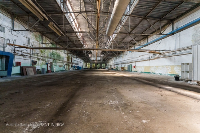 Ražotnes komplekss ostas tuvumā.  Gar teritoriju ved dzelzceļa pievads, kuru iespējams Rīga - foto 4