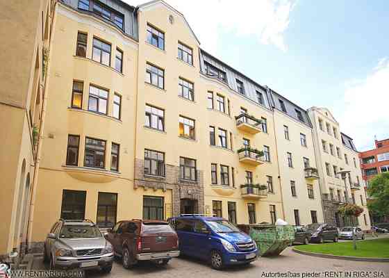 Офисные помещения в центре города  Расположены на 2-м этаже. Планировка включает: Rīga