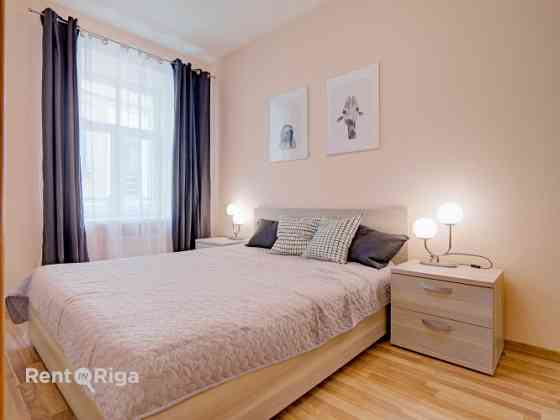 Tiek izīrēts dzīvoklis centrā, dzīvoklis sastāv no 2 istabām, viena ir caurstaigājama otra ir slēgta Rīga