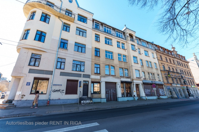 Renovētas pirmskara ēkas 1. stāvs.  Birznieka Upīša un Visvalža ielu krustojums. Rīga - foto 5