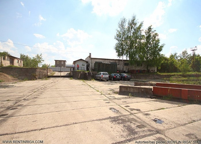 Iežogota teritorija ar dzelzceļa atzaru.   Piedāvājam nomai laukumu 1 000 m2, izklāts ar betona plāk Рига - изображение 8