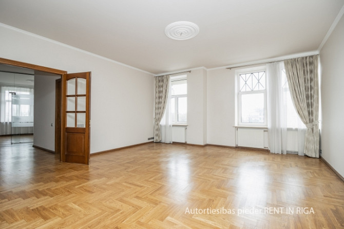 Iznomā ekskluzīvas biroja telpas vienā no Rīgas prestižākajiem namiem.  No tā logiem paveras Rīga - foto 3