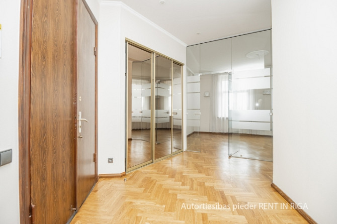 Iznomā ekskluzīvas biroja telpas vienā no Rīgas prestižākajiem namiem.  No tā logiem paveras Rīga - foto 6