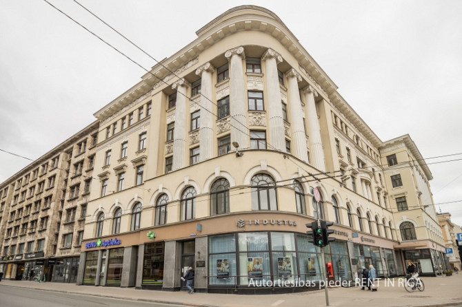 Iznomā ekskluzīvas biroja telpas vienā no Rīgas prestižākajiem namiem.  No tā logiem paveras Rīga - foto 1