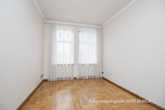 Iznomā ekskluzīvas biroja telpas vienā no Rīgas prestižākajiem namiem.  No tā logiem paveras Rīga - foto 8