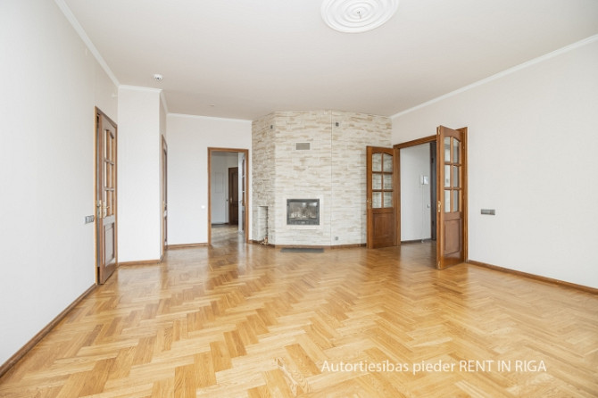 Iznomā ekskluzīvas biroja telpas vienā no Rīgas prestižākajiem namiem.  No tā logiem paveras Rīga - foto 2