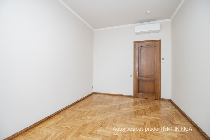 Iznomā ekskluzīvas biroja telpas vienā no Rīgas prestižākajiem namiem.  No tā logiem paveras Rīga - foto 9