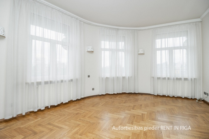 Iznomā ekskluzīvas biroja telpas vienā no Rīgas prestižākajiem namiem.  No tā logiem paveras Rīga - foto 4
