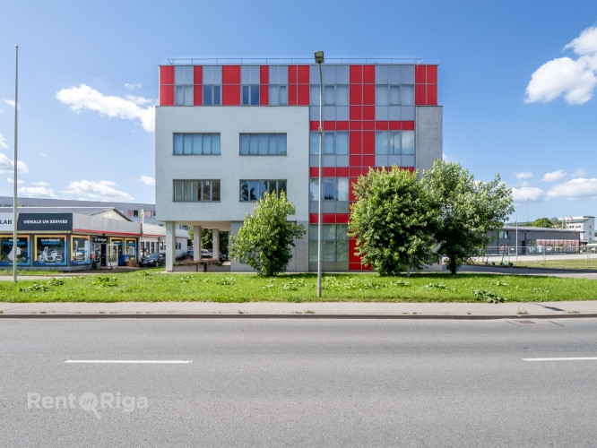 Tiek pārdota biroja/tirdzniecības ēka Dārzciemā.  Būve atrodas pie pašas ielas, ar Rīga - foto 1