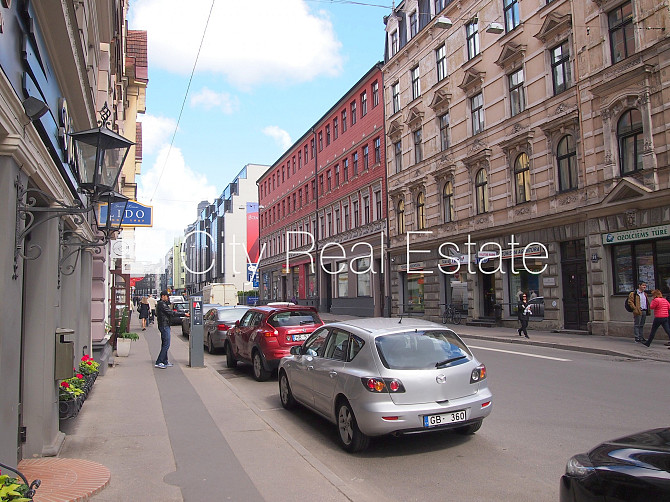 Fasādes māja, renovēta māja, objektu apsargā fiziskā apsardze, ieeja no ielas, kāpņu telpa Rīga - foto 7