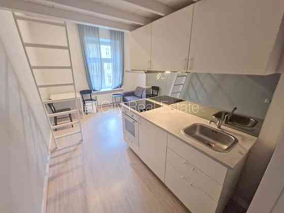 Фасадный дом, реновированный дом, закрытый двор, вход с улицы, лестничная клетка Rīga