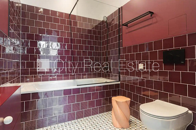 Renovēta māja, luksuss apartamenti  82 m2, ir lifts, kāpņu telpa pēc kapitālā remonta, logi Rīga - foto 17