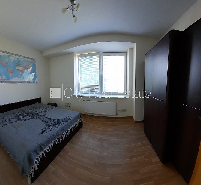 Fasādes māja, renovēta māja, labiekārtota apzaļumota teritorija, vieta automašīnai, istabas Rīga - foto 9