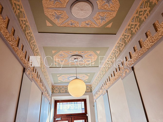 Fasādes māja, ieeja no ielas, ir lifts, kāpņu telpa pēc kapitālā remonta, balkons, istabas Rīga - foto 19