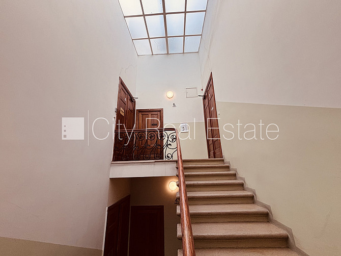 Fasādes māja, ieeja no ielas, ir lifts, kāpņu telpa pēc kapitālā remonta, balkons, istabas Rīga - foto 13