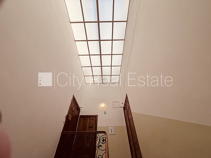 Fasādes māja, ieeja no ielas, ir lifts, kāpņu telpa pēc kapitālā remonta, balkons, istabas Rīga - foto 14