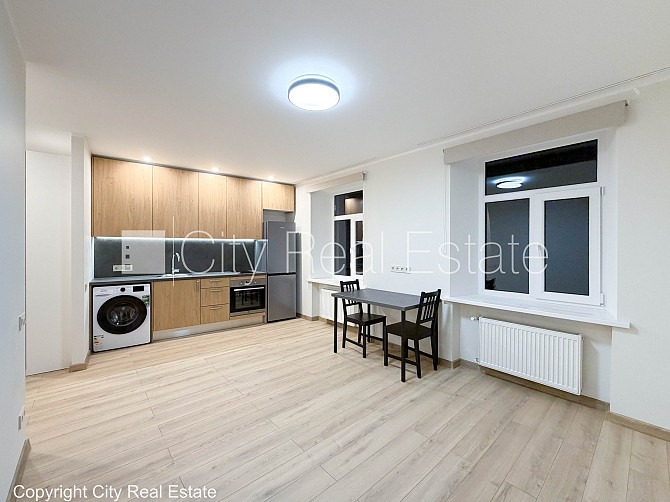 Fasādes māja, slēgta teritorija, studio tipa, virtuve apvienota ar viesistabu, centrālā Rīga - foto 1