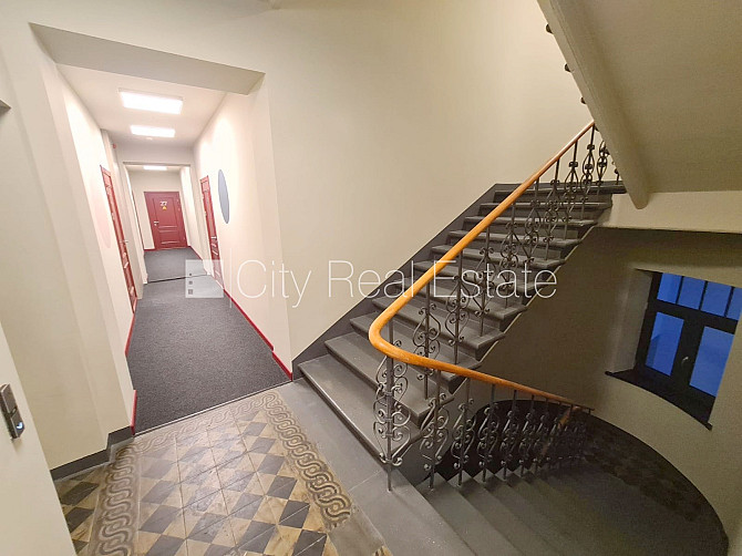 Pagalma ēka, renovēta māja, slēgts pagalms, ieeja no ielas un pagalma, ir lifts, kāpņu telpa Rīga - foto 12