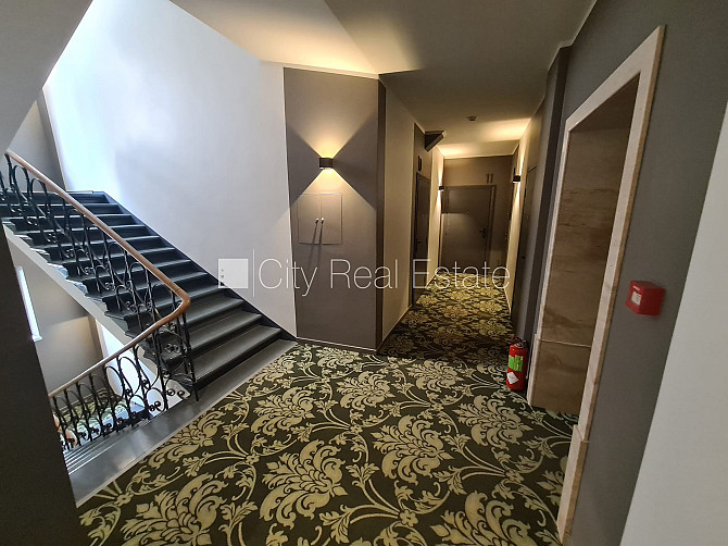 Fasādes māja, renovēta māja, ieeja no ielas un pagalma, ir lifts, kāpņu telpa pēc kapitālā Rīga - foto 19