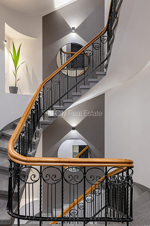 Pagalma ēka, renovēta māja, slēgts pagalms, ieeja no ielas un pagalma, ir lifts, kāpņu telpa Rīga - foto 13