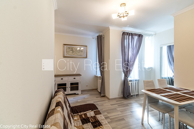 Fasādes māja, kāpņu telpa pēc kosmētiskā remonta, istabas izolētas 2 gab., centrālā Rīga - foto 1