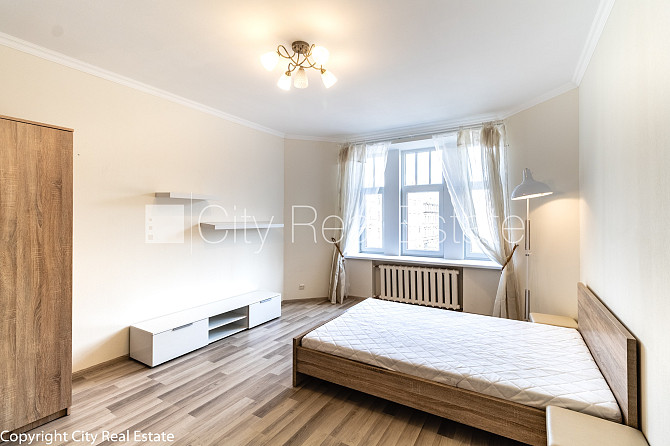 Fasādes māja, kāpņu telpa pēc kosmētiskā remonta, istabas izolētas 2 gab., centrālā Rīga - foto 13
