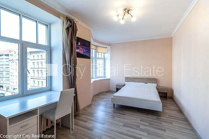 Fasādes māja, kāpņu telpa pēc kosmētiskā remonta, istabas izolētas 2 gab., centrālā Rīga - foto 19