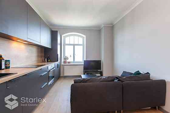 Moderns divistabu dzīvoklis. Dzīvoklī ir apvienota virtuve ar dzīvojamo istabu un atsevišķa guļamist Rīga